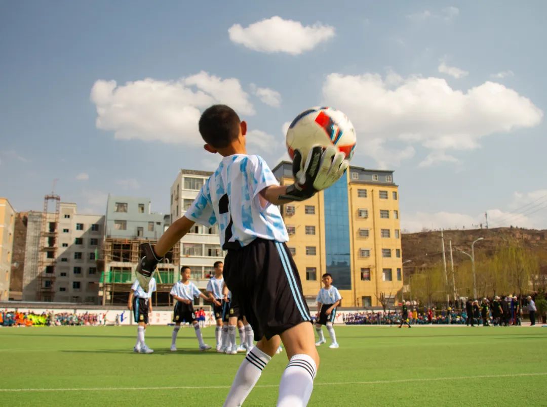 永丰小学向着未来奋勇前进,绿茵赛场放飞梦想的绘画