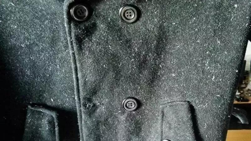 衣服总是“粘毛”？教你几招，不用胶带，衣服像新买的一样干净