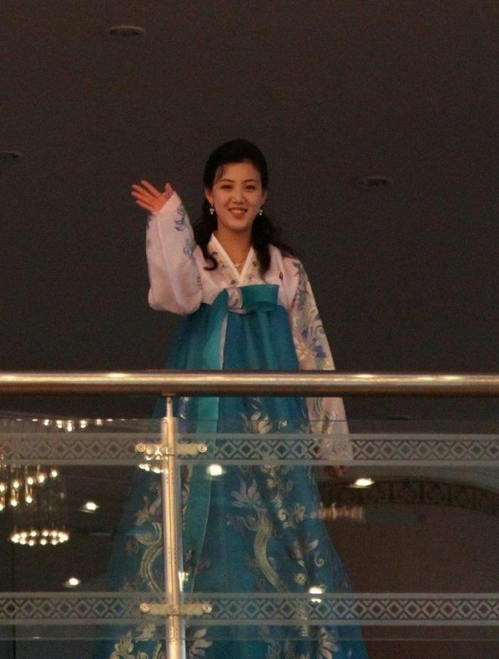 抓拍朝鲜街头冲我们笑的漂亮姑娘，鸭蛋脸上甜甜的笑