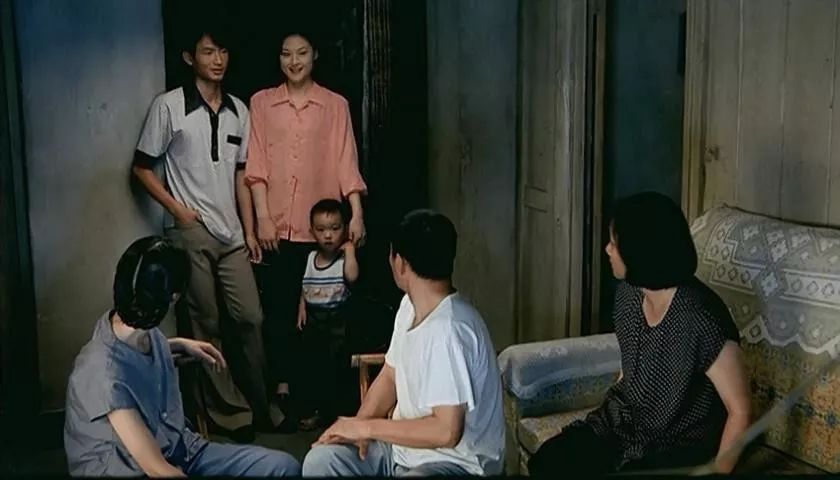 地位与张艺谋不相上下，他第一次做导演，扯掉了理想主义的遮羞布