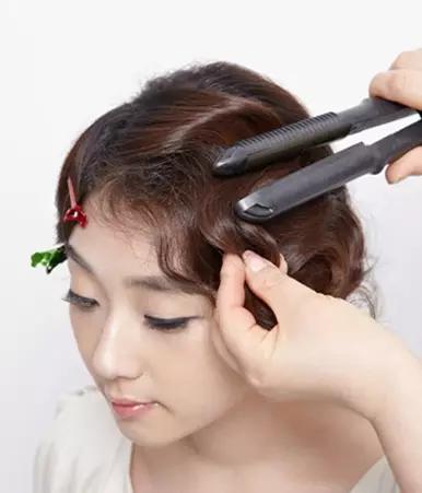 卷发复古马尾扎法,减龄双马尾卷发扎法教程