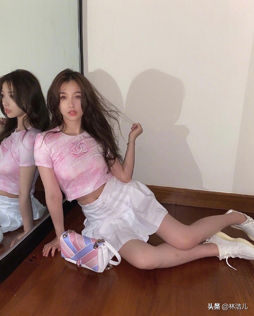 白T恤地位岌岌可危，杨幂林允爱上的马卡龙色T恤，比它更时髦百搭