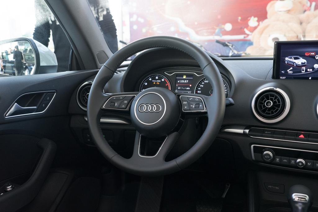 20万出头全新奥迪a3值得买吗,又要年轻又要性价比高的17奥迪a3