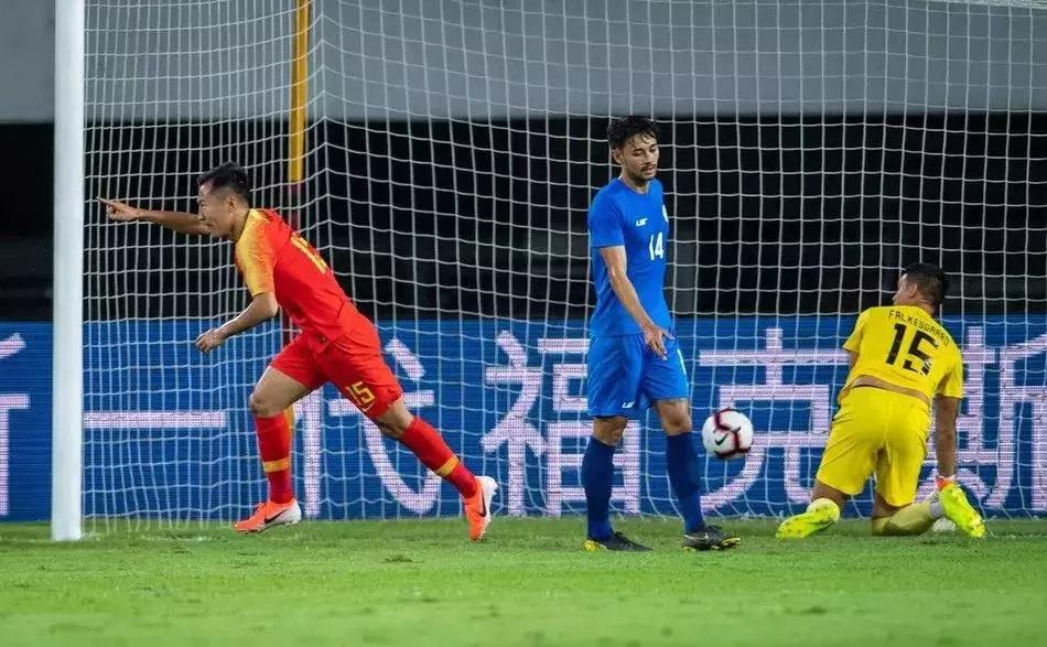 郑智乌龙和高洪波下课,中国足球要崛起了