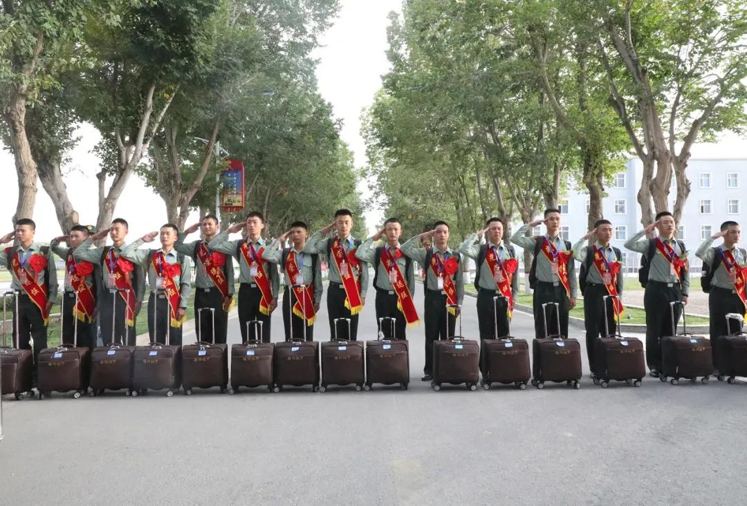 老兵退伍感人瞬间,老兵退伍潸然泪下