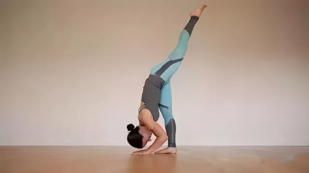 70岁练瑜伽年轻成30岁,50岁开始瑜伽10年后依然貌美如花