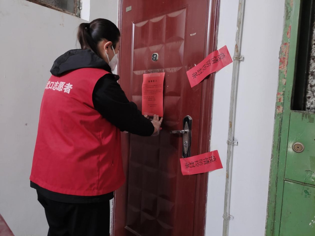 凝心聚力全民战“役”——红袖标警色蓝志愿红绘就最美色彩