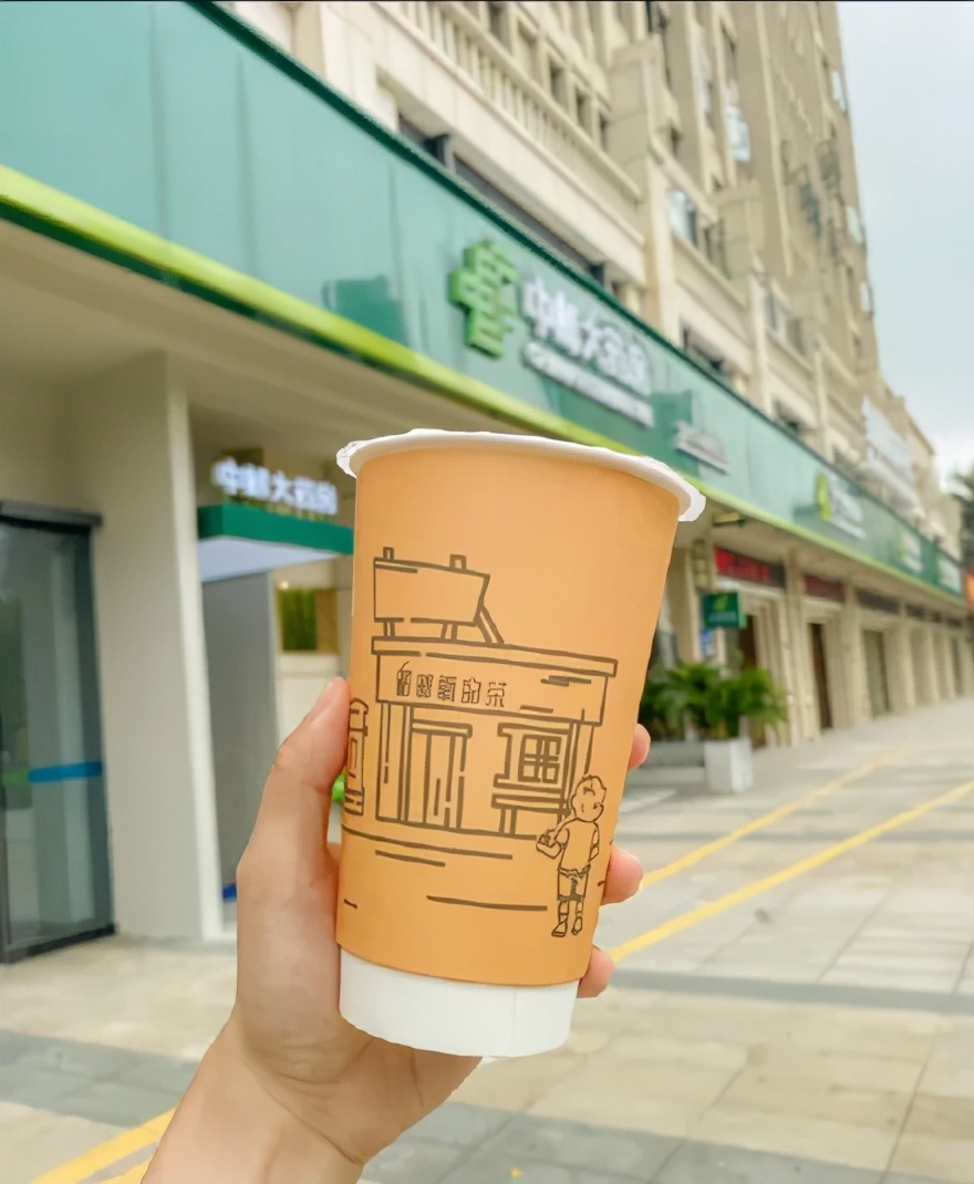 谁能想到，送快递的邮政也要卖奶茶了呢？