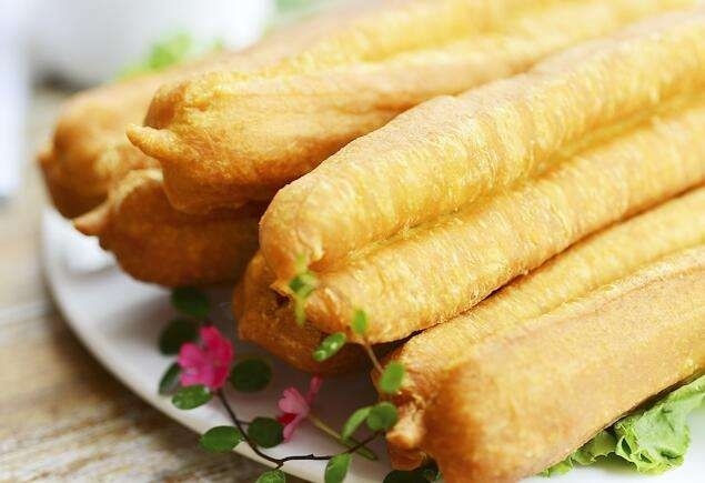 鸡蛋小油条的做法,鸡蛋油条汤的家常做法