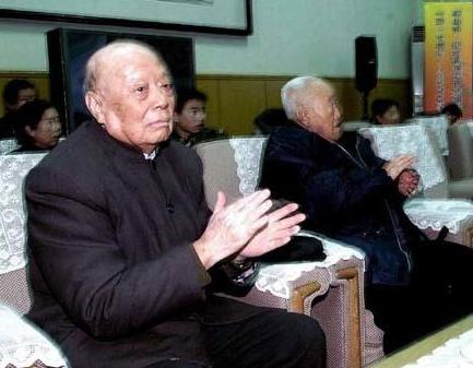 警卫团团长张耀祠：保卫主席43年，主席：比子女都周到