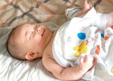 女婴刚出生5天来了例假,生完宝宝第一次来大姨妈症状