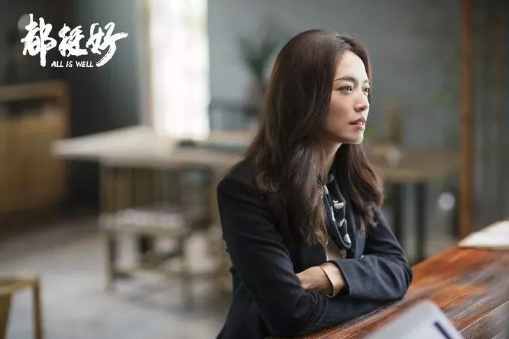 短丝巾搭配衬衫及职业装系法大全,女士黑色衬衣职业装配什么丝巾