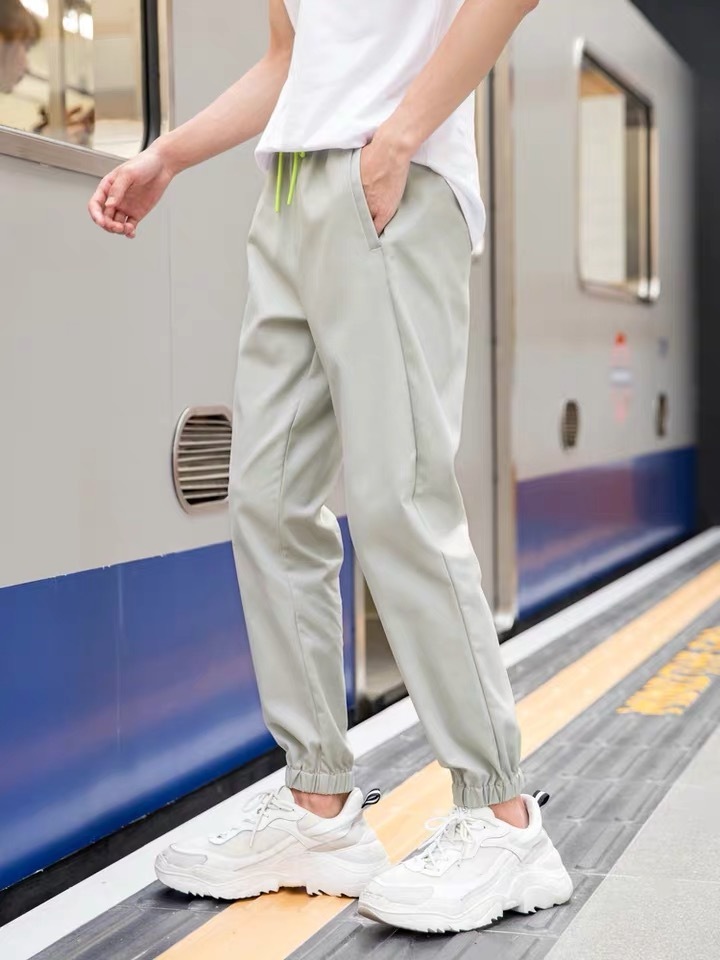 还在穿阔腿裤的你可能不知道，时髦精都悄悄穿起了束脚裤和背带裤