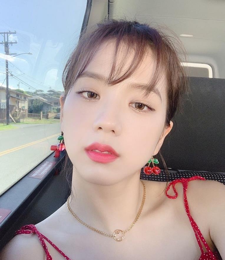 blackpink夏威夷团综穿浴袍,blackpink最新私服穿搭