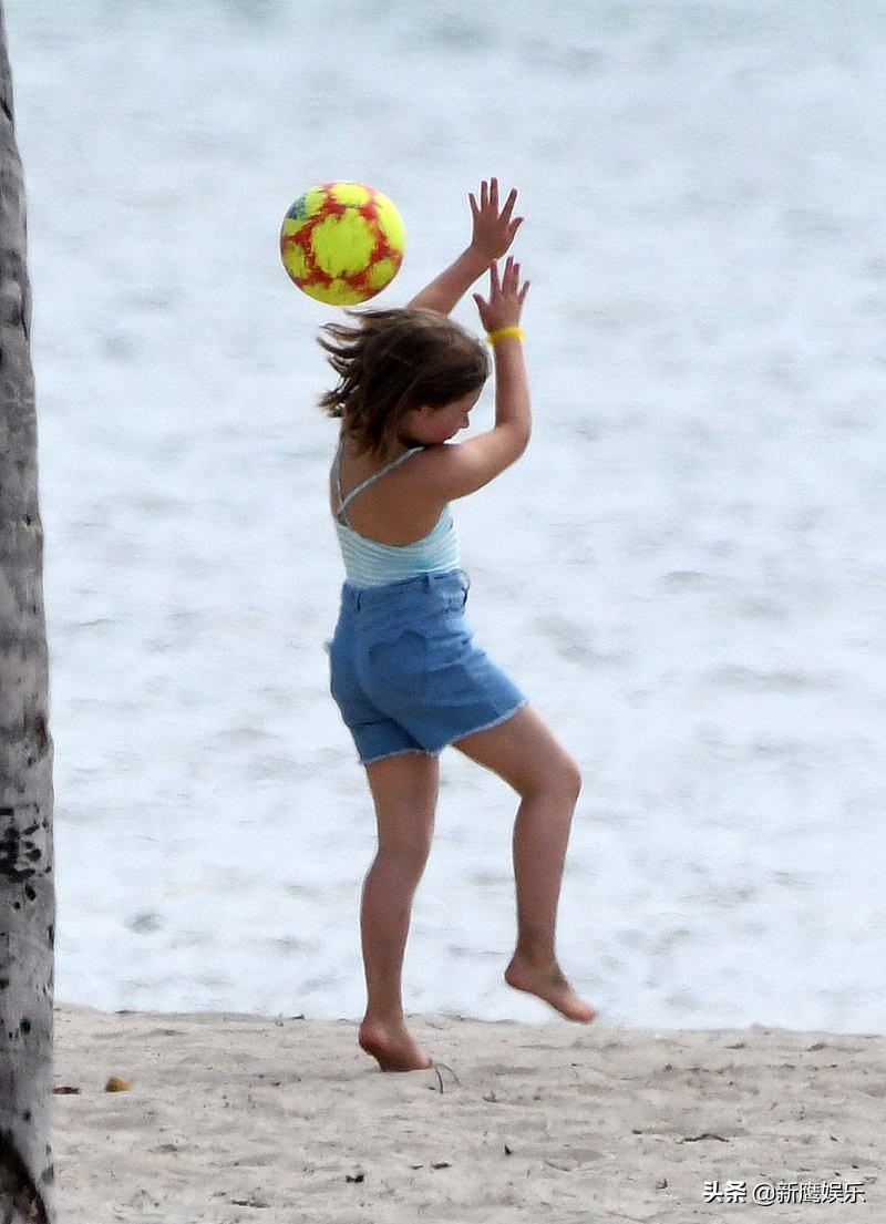 小贝儿子踢足球,贝克汉姆小七小时候