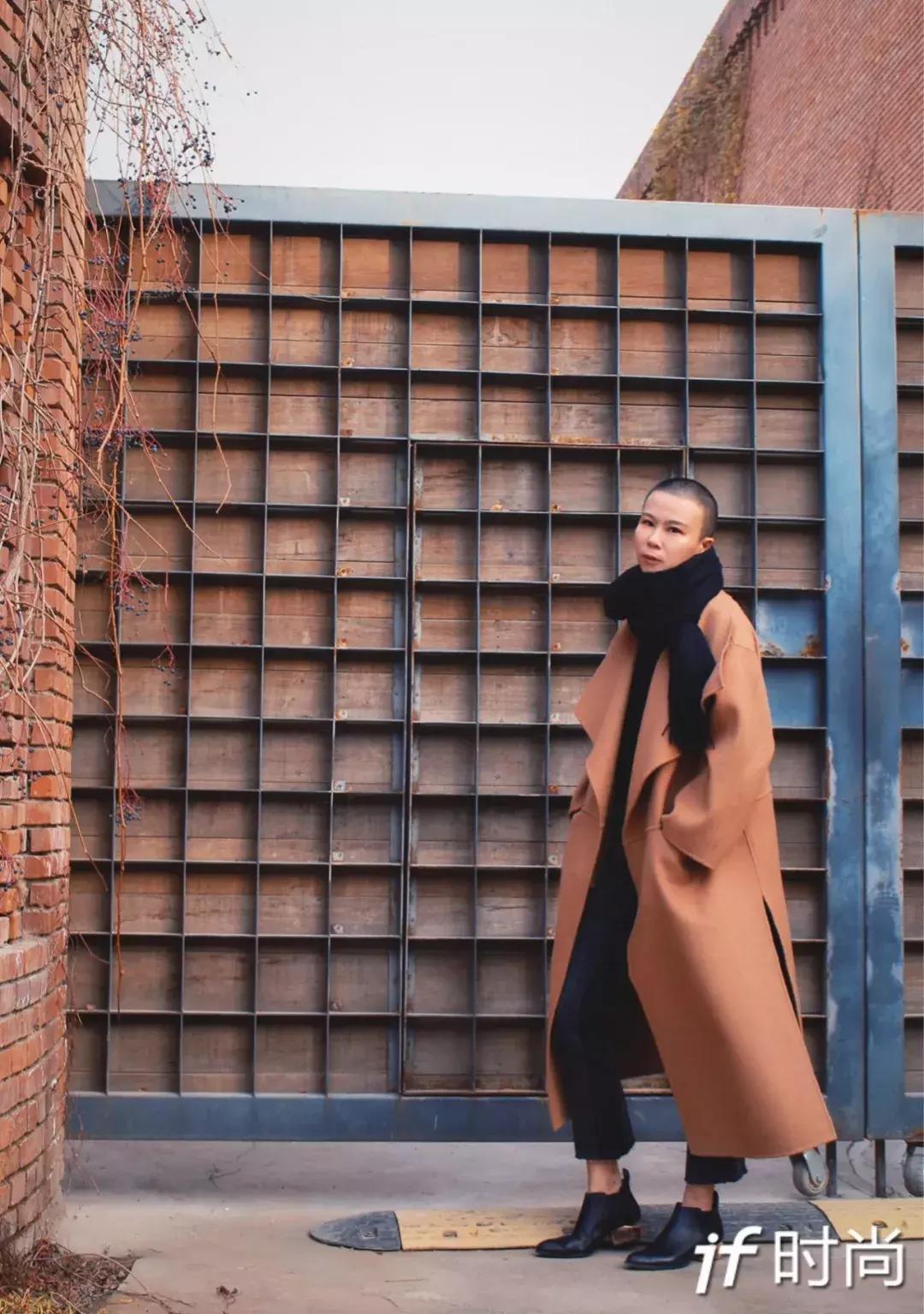 适合羽绒服显脸小围巾的系法,怎么给女生系围巾不会显脸小