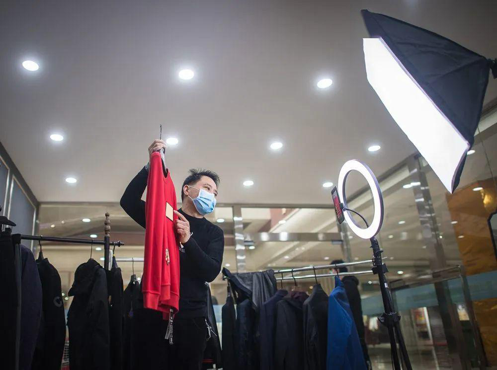 取代“实体门店与网店”，下一个造富风口，在社交媒体平台上