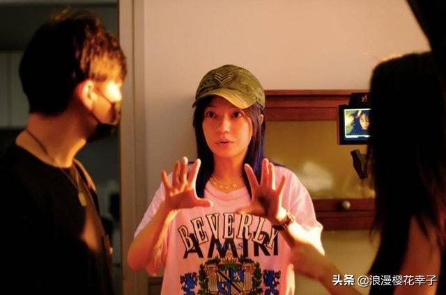 李湘晒全家福庆生,李湘豪宅内晒全家福