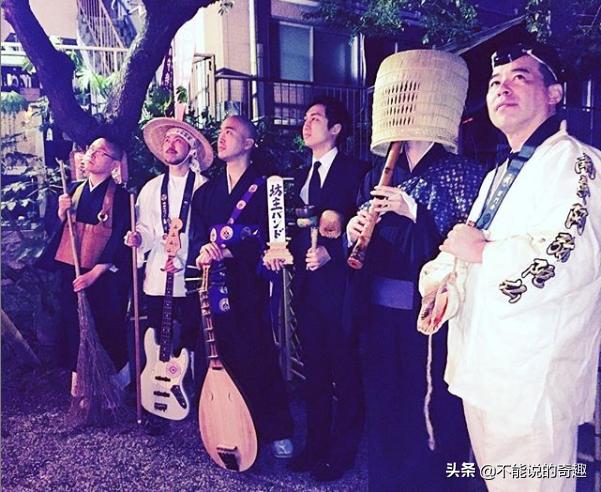 有僧侣不当却跑去开演唱，这个僧侣乐队模仿《你的名字》走红网络