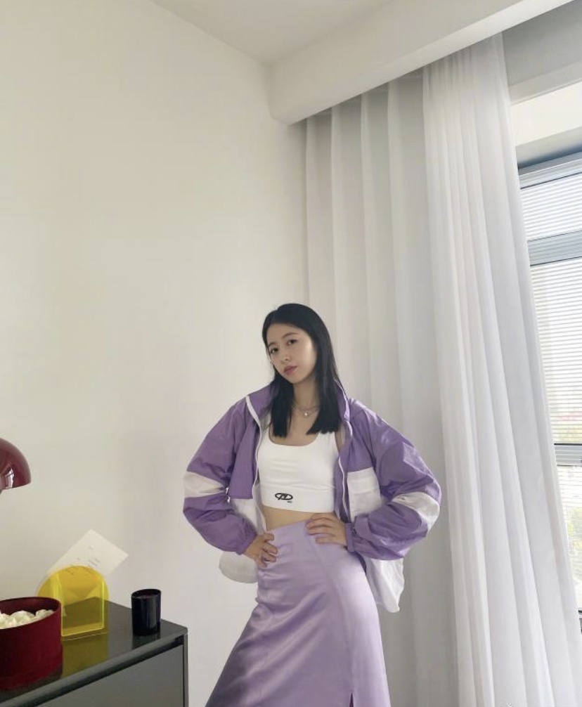 周雨彤衣服太大胆了，紫色休闲服又甜又凉爽，所以敢穿