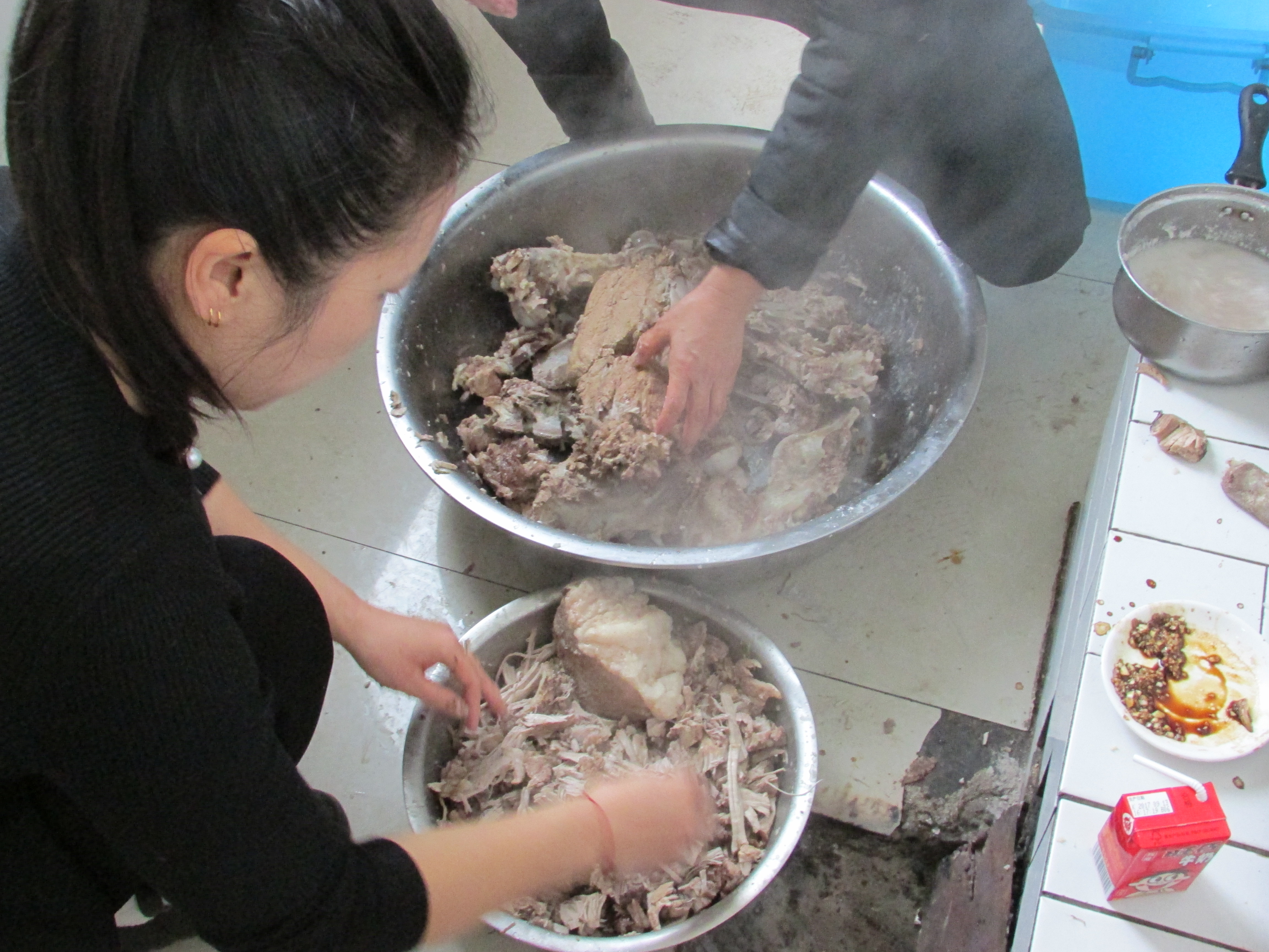 东北杀年猪来吃猪肉,老东北杀年猪