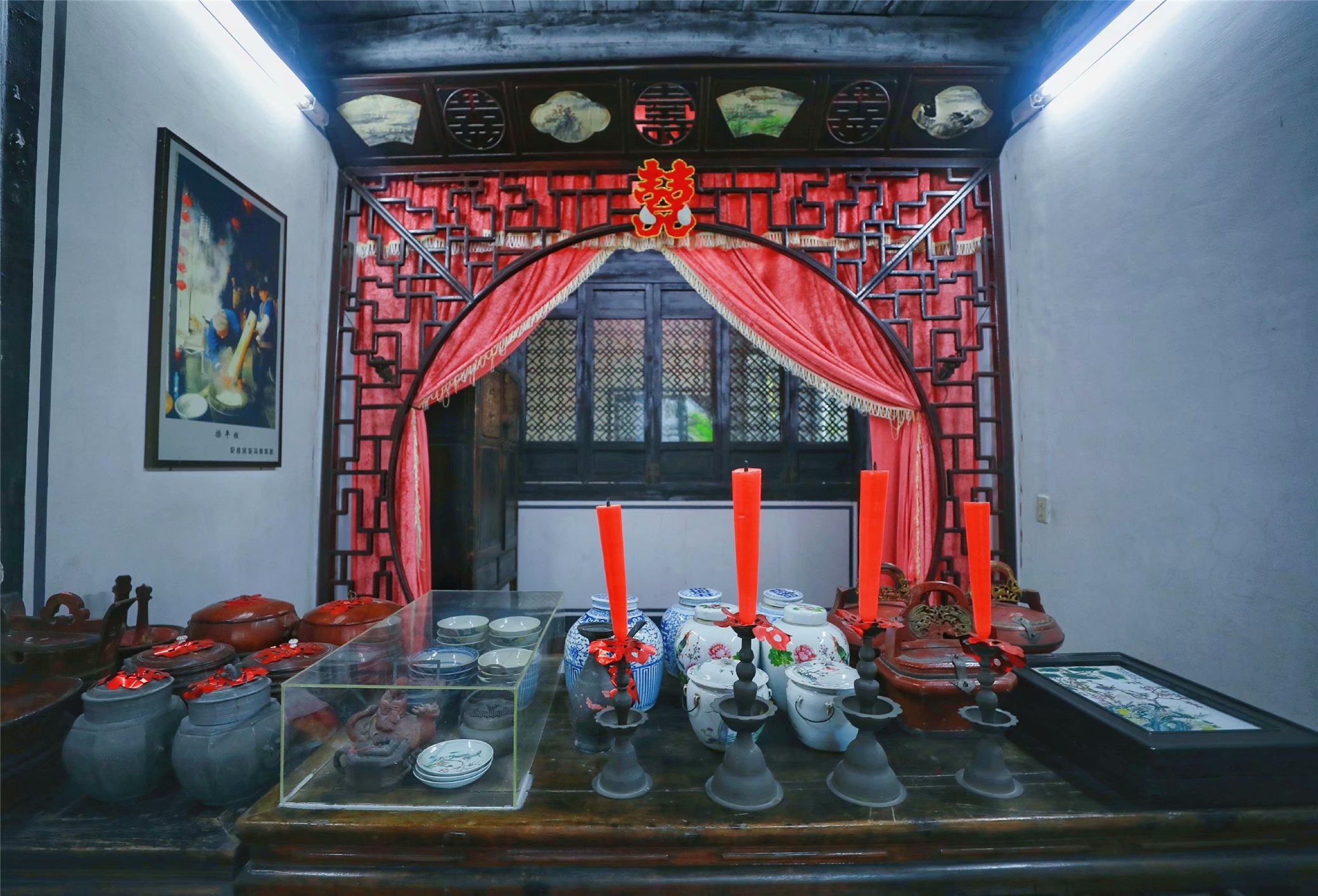 这座古镇因腊肠而闻名遐迩，同时也是绍兴师爷的故乡