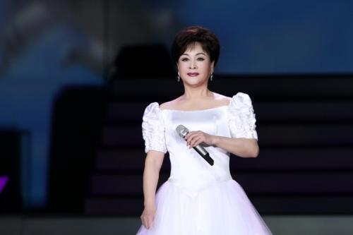 春节联欢晚会李谷一高龄现场演唱,第一届春节晚会李谷一唱了几首歌