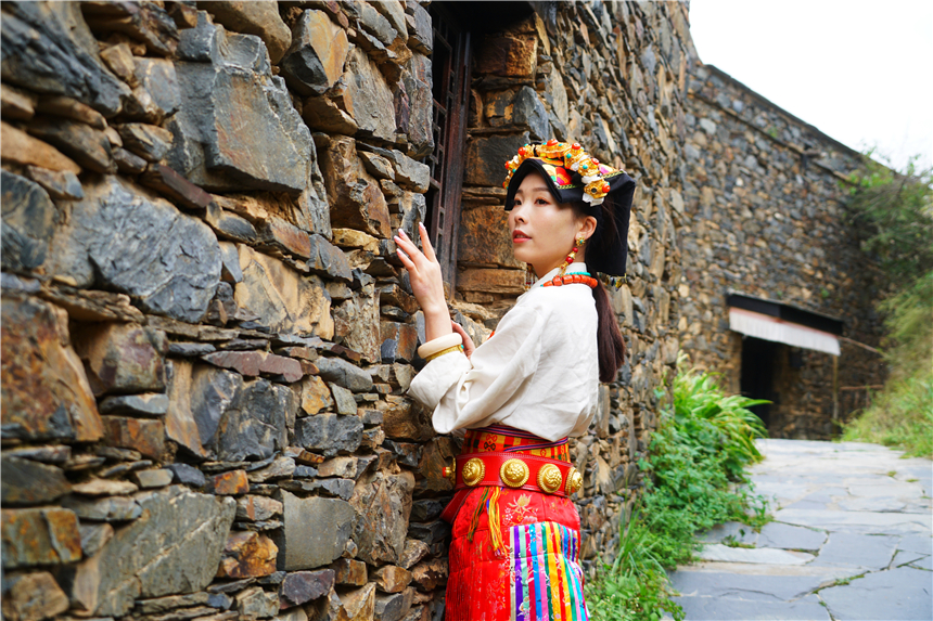 四川境内被誉为小布达拉宫的寺庙,四川布达拉宫游玩攻略