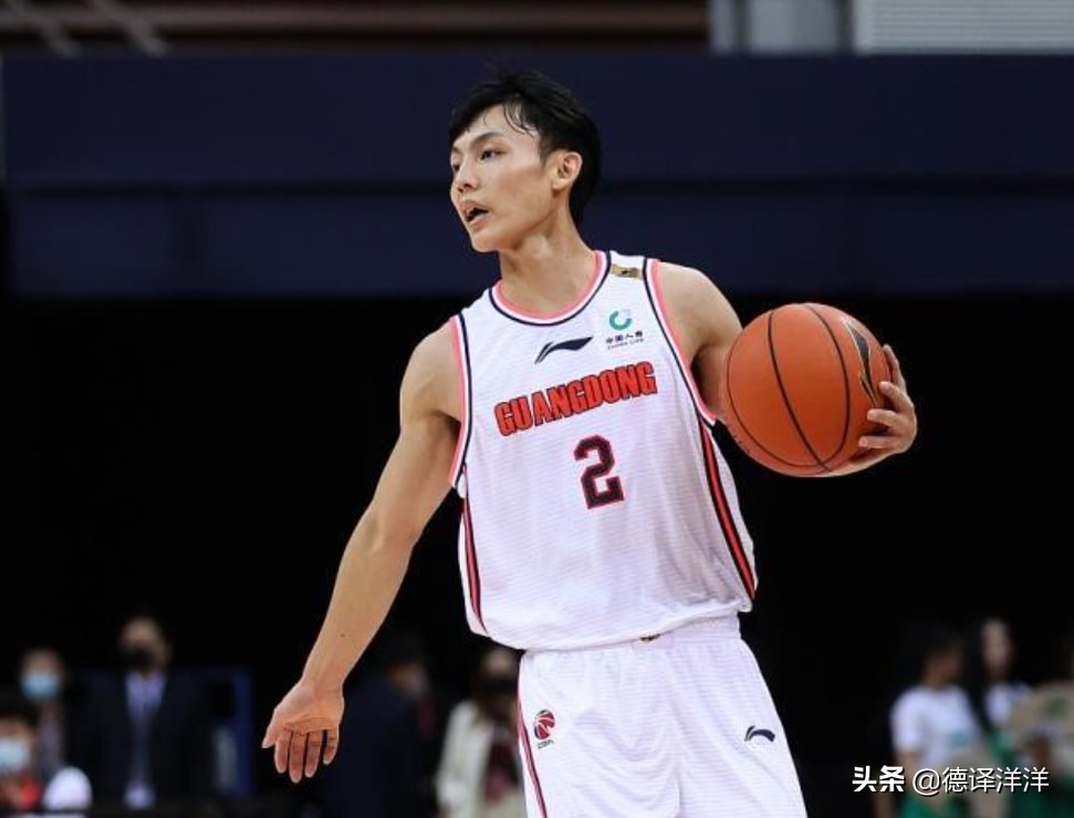 广东宏远抢篮板胡明轩,广东小将抢板易建联