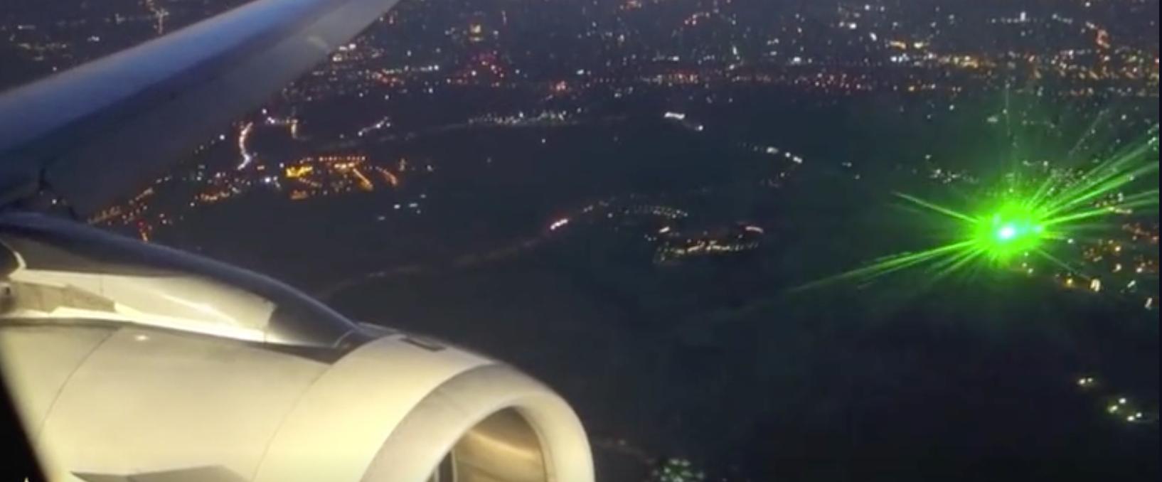 19岁熊孩子用激光笔照射民航飞机,十六岁的熊孩子用激光灯照射飞机