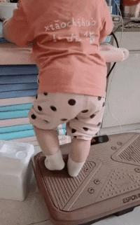 搞笑GIF动图：原来姑娘才是大力士，后面的黑人哥们都看呆了