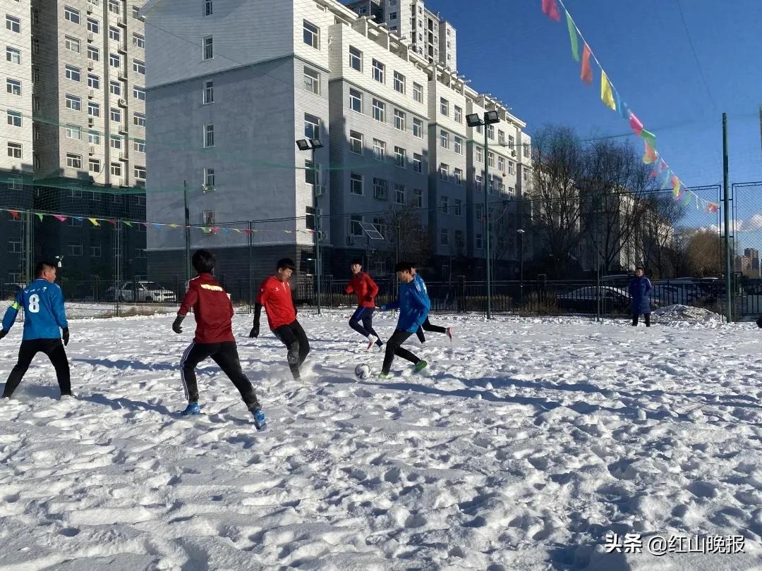 真会玩系列比赛,足球赛现场气氛很嗨