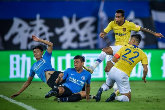 神仙打架！苏宁一方各轰2球，各收1张红牌，握手言和