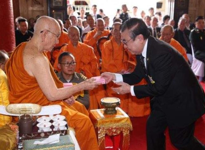 68岁泰王接受匍匐跪拜,泰王跪拜九十岁僧王