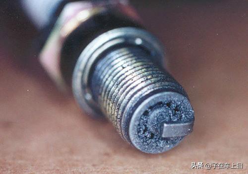 奔驰2.0发动机几万公里换火花塞,奔驰火花塞开了5年2万公里要换吗