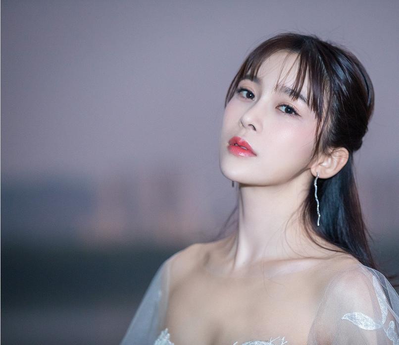 赵韩樱子终于大胆一回，穿半透明网纱裙凹造型，转身那刻太唯美了