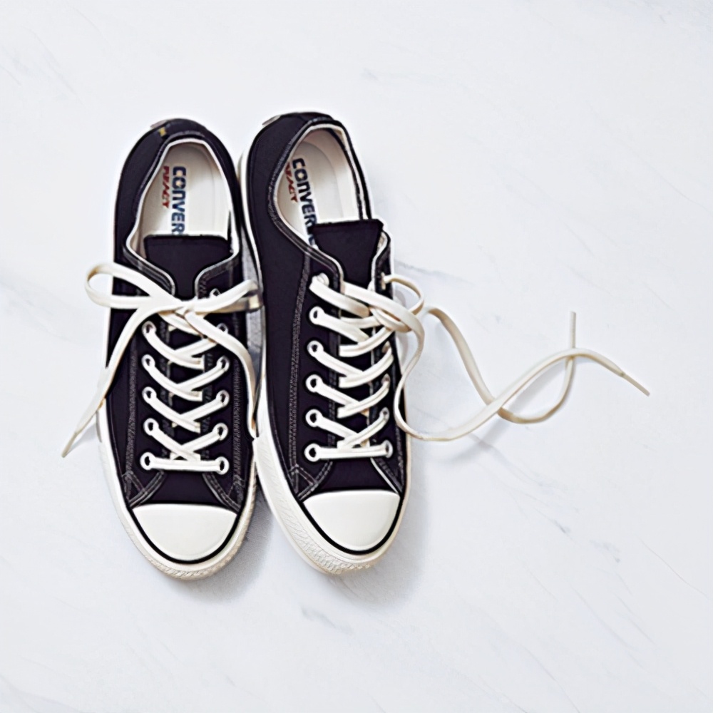 匡威鞋经典款低帮搭配,匡威经典款高帮鞋如何搭配裤子