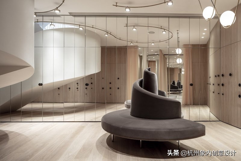 特拉维夫的婚纱精品店，柔和曲线与精致设计