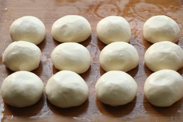 老北京绿豆饼外皮太酥了,绿豆饼圆的厚的外皮像炸过一样