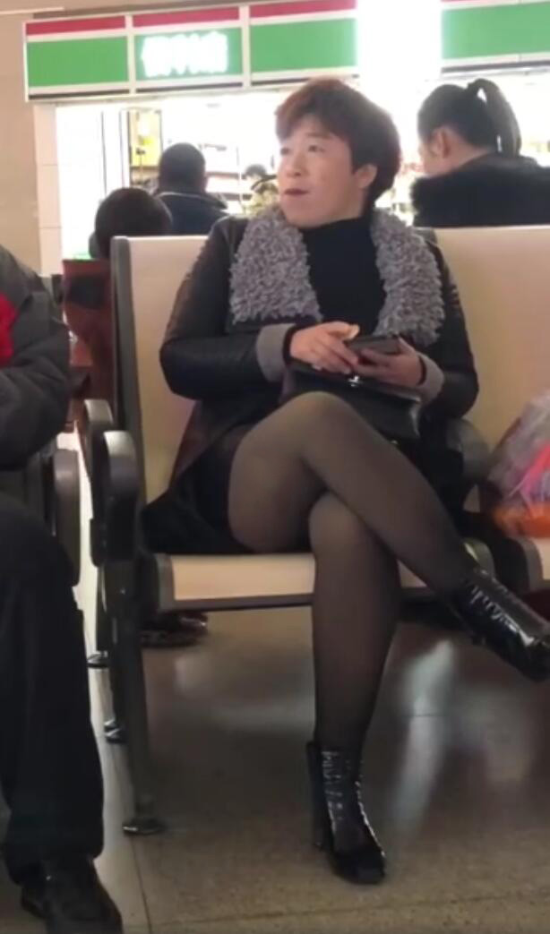 黄渤机场偶遇粉丝,黄渤街头观众