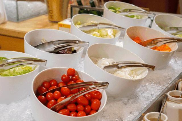 4人同行送活鲷鱼！谷饲牛排+海鲜刺身甜品！豫园酒店自助餐升级