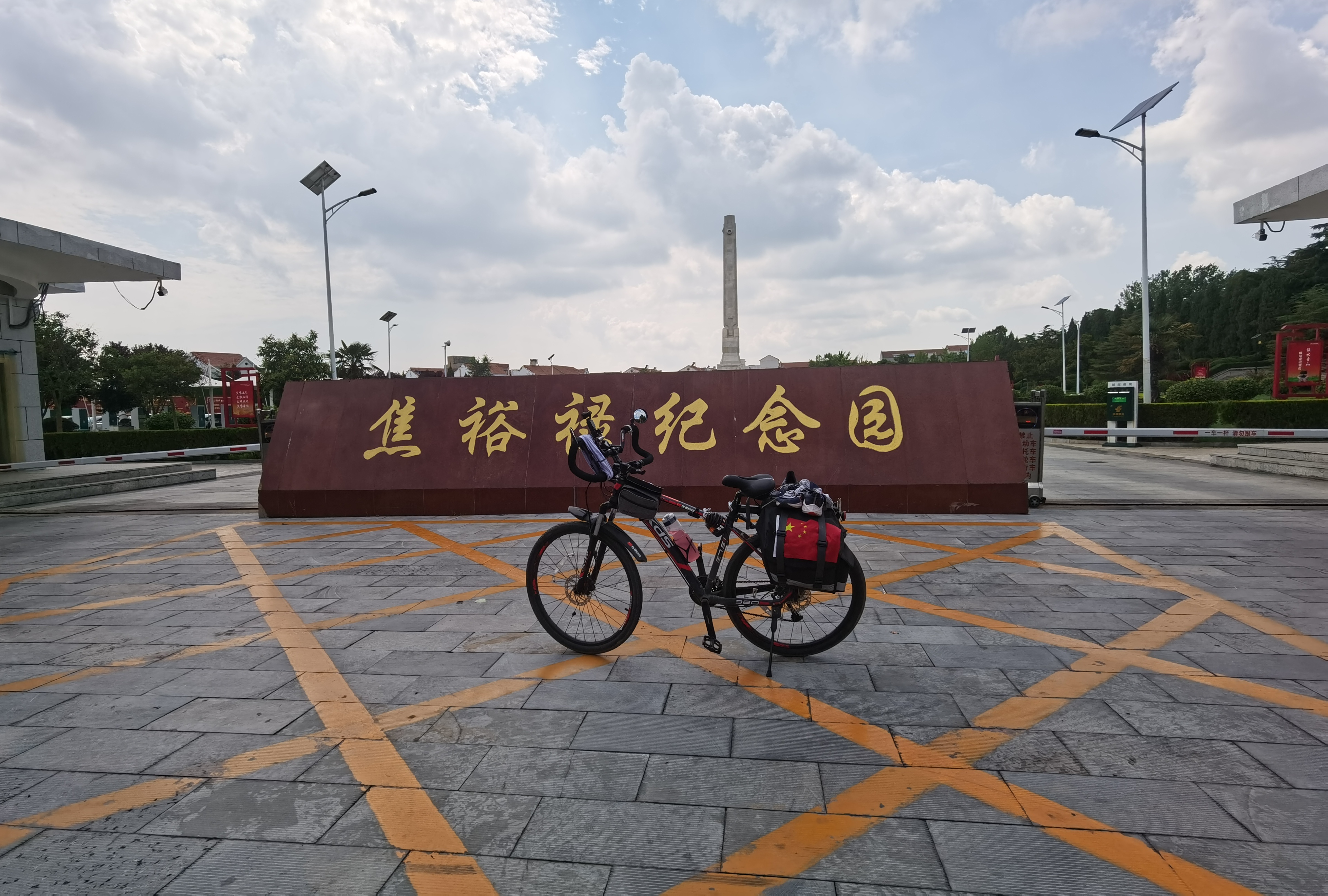 千里单骑追红旅，救灾我先行，我校生环学院这个男生有点酷