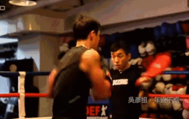 九旬老妇被掌掴并点火，吴彦祖悬赏十万追凶，高素质男神养成记