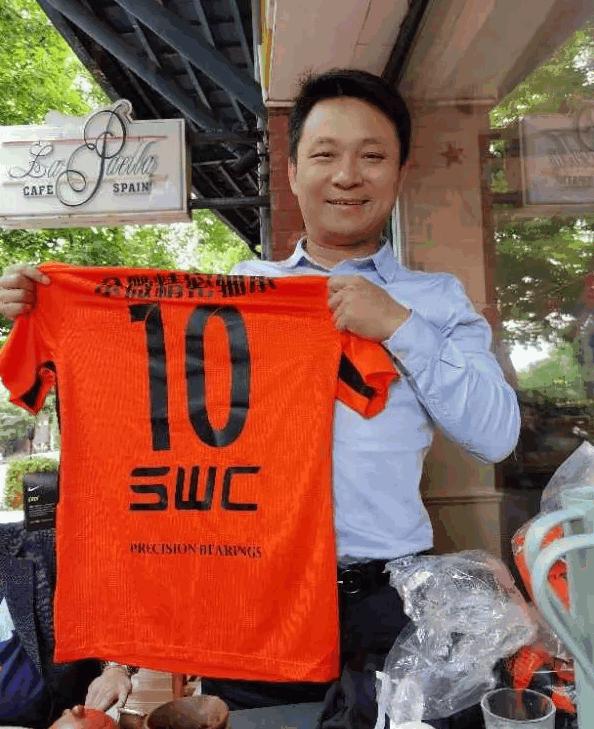 佘微佐恩足球队（SWC援助）拿到2021松江甲级联赛冠军