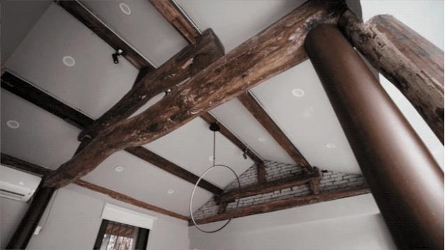 北京姑娘继承胡同老房，地板铺镜子、浴厕全透明，一个人住太爽