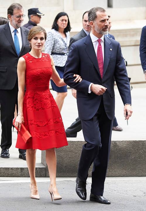 西班牙王后最新的穿搭,西班牙王后实力演绎花裙穿搭