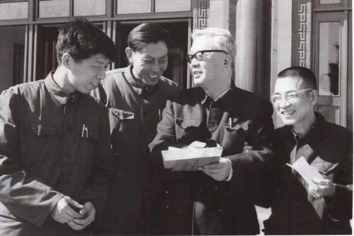 华罗庚读完《七律和郭沫若同志》，给毛主席写信：勤学毛著脱旧胎