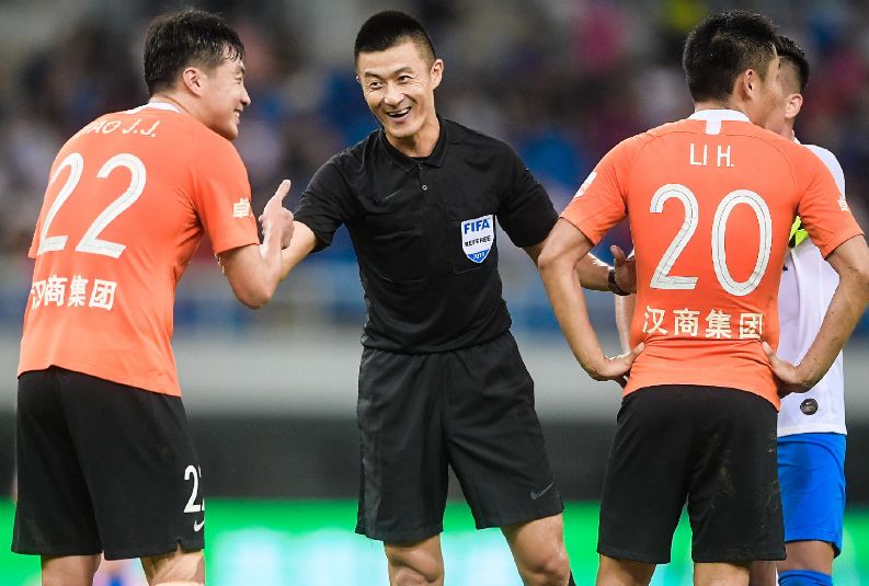 裁判，这球犯规吗？裁判反身一个字：滚！球迷：傅明何“复明”