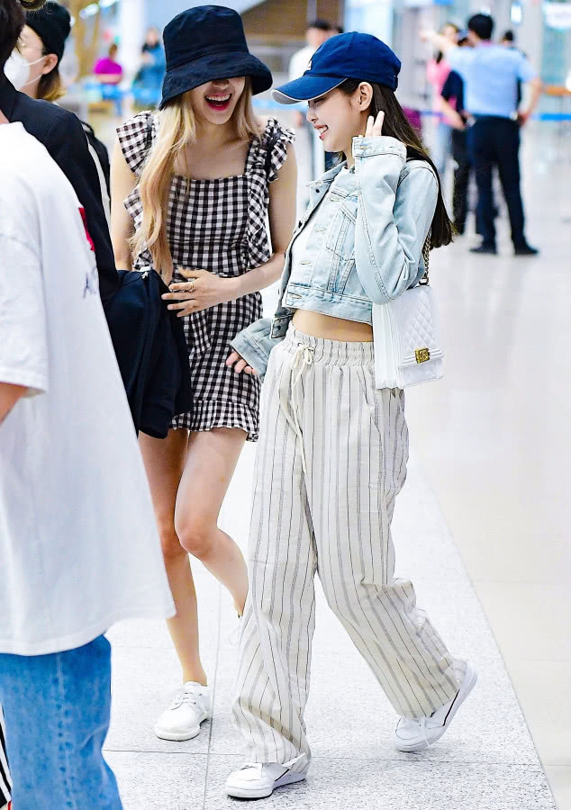 jennie穿裤子穿高跟鞋,jennie穿ck针织裤