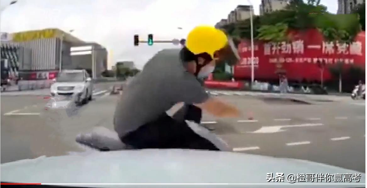 一个外卖员闯红灯给交警送外卖,外卖小哥连闯17个红灯送外卖